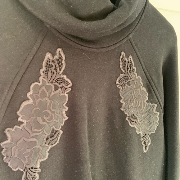 Lululemon Athletica Turtleneck Sweatshirt (M, size 10) - Picture 4 of 6